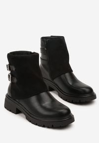 Renee - Czarne Botki Bikery z Wywiniętą Cholewką i Dwiema Klamrami Parotie. Zapięcie: klamry. Kolor: czarny. Materiał: jeans. Szerokość cholewki: normalna #7