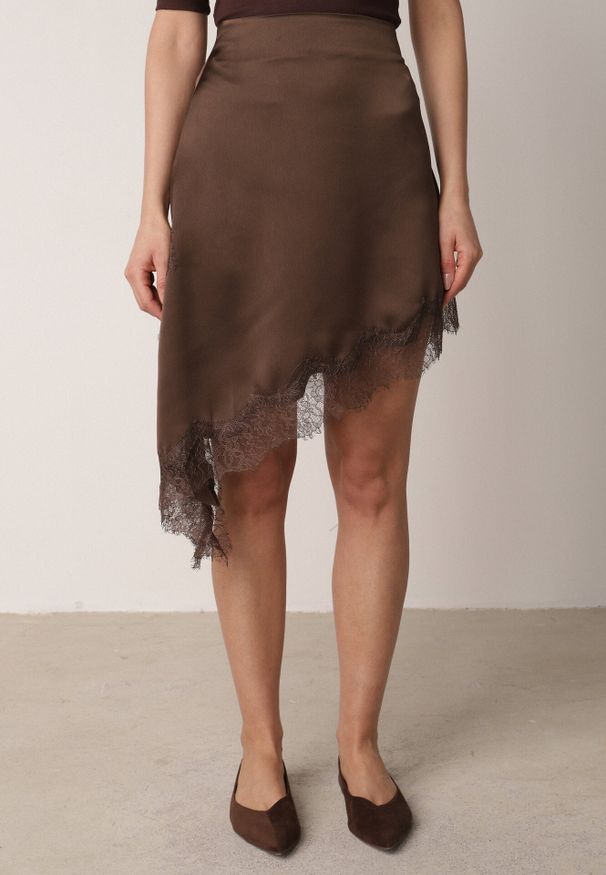 Born2be - Brązowa Satynowa Spódnica o Asymetrycznym Kroju z Koronką Arlivia. Kolor: brązowy. Materiał: satyna, koronka. Wzór: koronka. Styl: elegancki, klasyczny