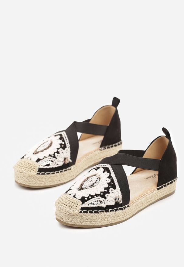 Born2be - Czarne Espadryle z Gumką na Plecionej Podeszwie Zdobione Haftem Fodarilla. Okazja: na co dzień, na spacer. Kolor: czarny. Materiał: koronka. Wzór: aplikacja, haft. Styl: casual, boho, elegancki, klasyczny