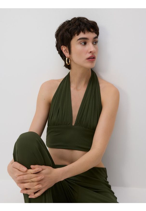 Reserved - Krótki top halter - jasny zielony. Typ kołnierza: dekolt halter. Kolor: zielony. Materiał: prążkowany, dzianina. Długość: krótkie