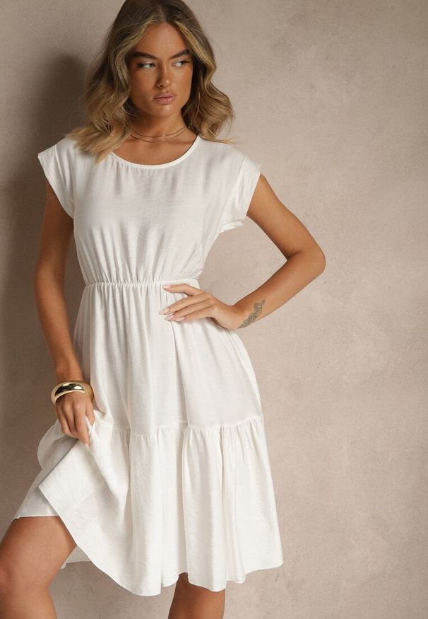 Renee - Biała Rozkloszowana Sukienka z Wiskozy Linurea. Okazja: na co dzień. Kolor: biały. Materiał: wiskoza. Typ sukienki: proste. Styl: klasyczny, casual