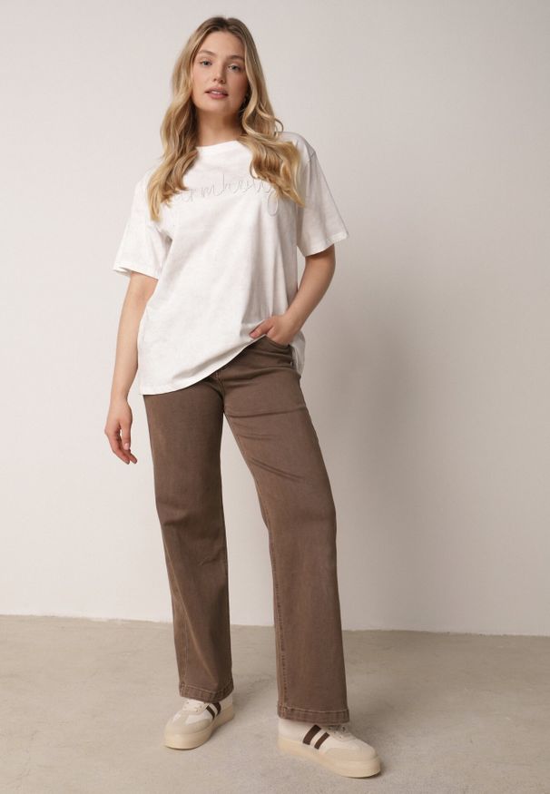 Born2be - Biały Bawełniany T-shirt Oversize z Haftowanym Napisem z Cekinami Aewai. Okazja: na co dzień. Kolor: biały. Materiał: bawełna. Wzór: napisy, haft. Styl: elegancki, casual