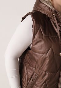 Born2be - Brązowa Kamizelka z Nieodpinanym Kapturem i Geometrycznym Pikowaniem Kalousa. Okazja: na co dzień. Kolor: brązowy. Materiał: jeans, dresówka. Długość rękawa: długi rękaw. Wzór: geometria. Styl: klasyczny, casual #6