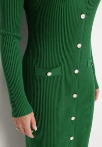 Born2be - Ciemnozielona Sweterkowa Sukienka Midi z Trójkątnym Dekoltem Rosenna. Kolor: zielony. Materiał: tkanina, dzianina. Styl: klasyczny. Długość: midi #4