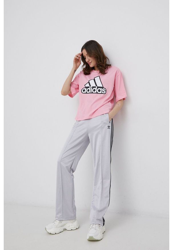 Adidas - adidas T-shirt bawełniany HC9184 kolor różowy. Okazja: na co dzień. Kolor: różowy. Materiał: bawełna. Wzór: nadruk. Styl: casual