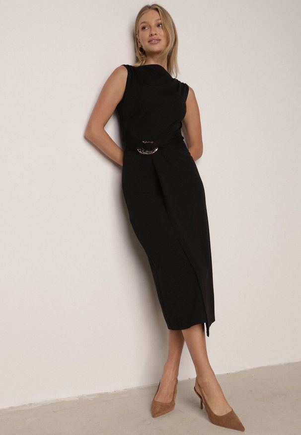 Born2be - Czarna Wizytowa Sukienka Taliowana z Metaliczną Ozdobą Aroos. Okazja: na co dzień. Kolor: czarny. Wzór: aplikacja. Typ sukienki: proste. Styl: wizytowy