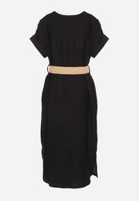 Born2be - Czarna Wiskozowa Sukienka z Paskiem Ozdobionym Plecionką i Klamrą Mlevena. Typ kołnierza: dekolt w kształcie V. Kolekcja: plus size. Kolor: czarny. Materiał: wiskoza. Długość rękawa: krótki rękaw. Wzór: aplikacja. Typ sukienki: dla puszystych. Styl: elegancki #3