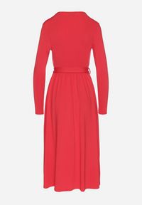 Born2be - Czerwona Sukienka Kopertowa z Wiskozą Wiązana w Talii Drestalia. Okazja: na co dzień. Typ kołnierza: dekolt w kształcie V. Kolor: czerwony. Materiał: wiskoza. Długość rękawa: długi rękaw. Typ sukienki: kopertowe. Styl: casual, klasyczny #3