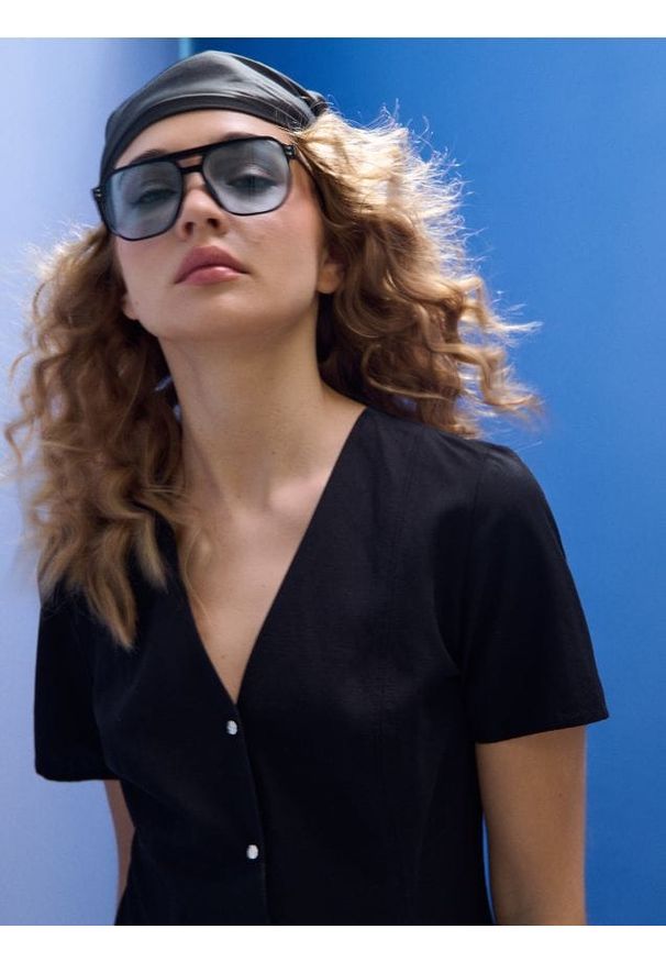 Sinsay - Klasyczna sukienka mini z wiskozą i domieszką lnu - czarny. Kolor: czarny. Materiał: wiskoza, len. Styl: klasyczny. Długość: mini