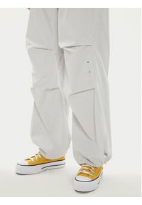 Converse Spodnie materiałowe W Parachute Pant 10026399-A02 Biały Loose Fit. Kolor: biały. Materiał: bawełna