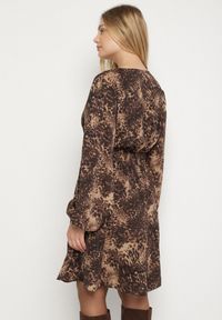 Born2be - Brązowa Sukienka o Rozkloszowanym Kroju z Bufiastymi Rękawami Salanela. Okazja: na imprezę, na co dzień. Typ kołnierza: dekolt w serek. Kolekcja: plus size. Kolor: brązowy. Sezon: lato. Typ sukienki: dla puszystych. Styl: casual, elegancki #2