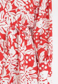 Born2be - Czerwona Koszulowa Sukienka Mini z Materiałowym Paskiem i Szerokimi Mankietami Fidonisa. Kolor: czerwony. Materiał: materiał. Długość rękawa: długi rękaw. Wzór: kwiaty, nadruk. Typ sukienki: koszulowe. Długość: mini #2
