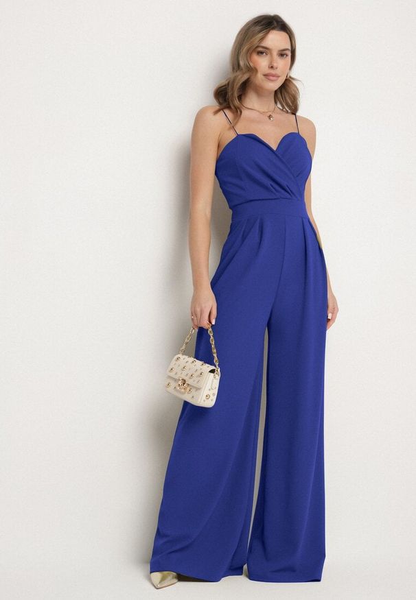 Born2be - Niebieski Kombinezon z Trójkątnym Dekoltem na Cienkich Ramiączkach Iliantia. Kolor: niebieski. Materiał: tkanina. Długość rękawa: na ramiączkach. Sezon: lato