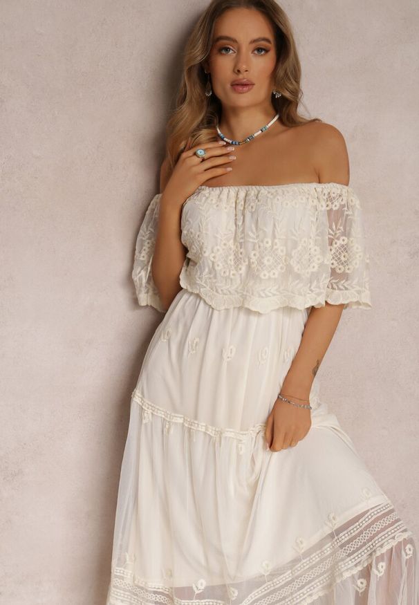 Renee - Beżowa Sukienka Bassam. Okazja: na randkę, na spacer, na plażę. Typ kołnierza: dekolt hiszpanka. Kolor: beżowy. Materiał: dzianina. Wzór: haft, gładki, aplikacja. Długość: maxi