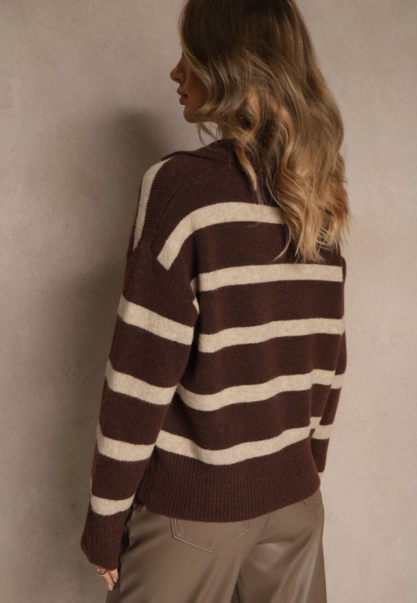Renee - Brązowy Sweter z Wełną Zdobiony Kołnierzykiem i Wzorem w Paski Tevila. Okazja: na co dzień. Typ kołnierza: dekolt w serek. Kolor: brązowy. Materiał: wełna. Wzór: paski, aplikacja. Styl: casual, elegancki, sportowy