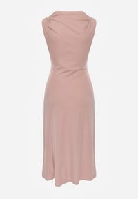 Born2be - Jasnoróżowa Wizytowa Sukienka Taliowana z Metaliczną Ozdobą Aroos. Okazja: na co dzień. Kolor: różowy. Wzór: aplikacja. Typ sukienki: proste. Styl: wizytowy #4