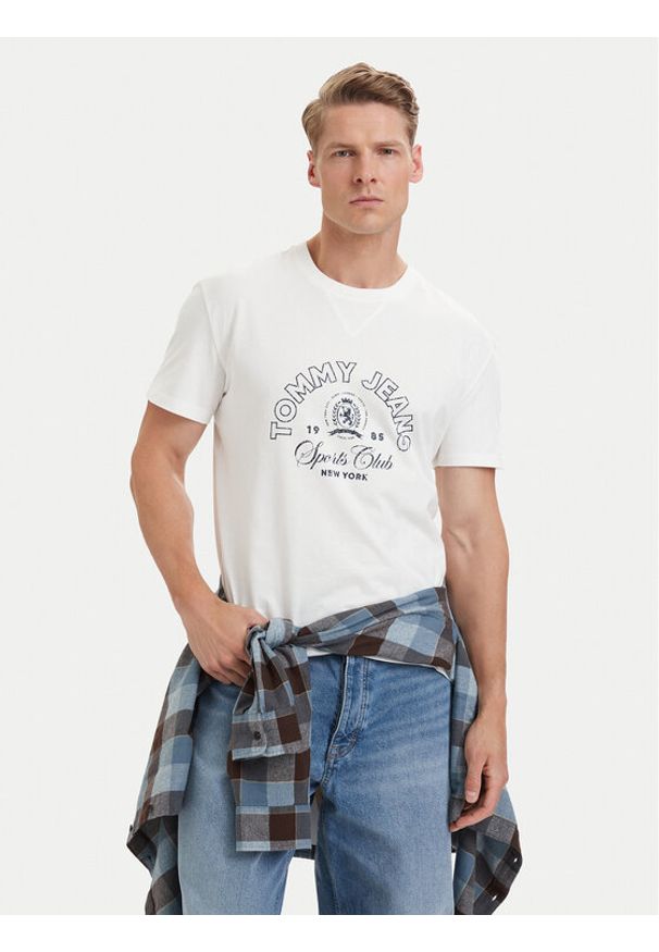 Tommy Jeans T-Shirt DM0DM23175 Biały Regular Fit. Kolor: biały. Materiał: bawełna