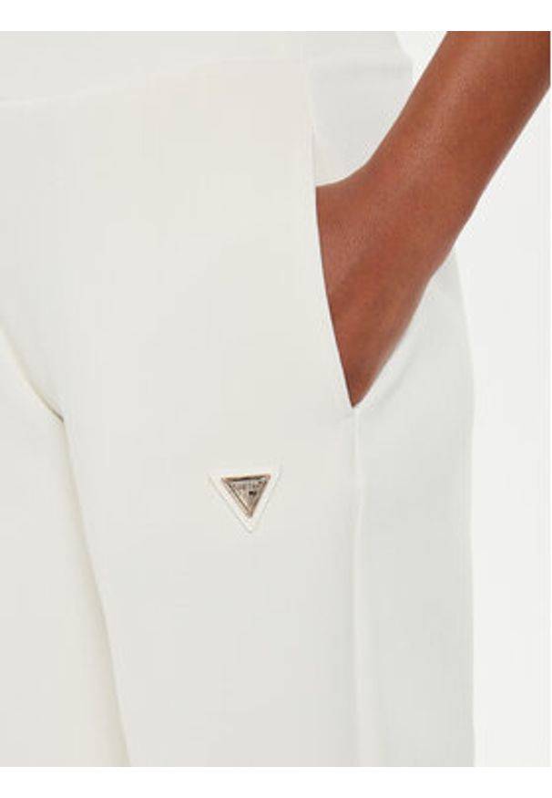 Guess Spodnie dresowe V4YB08 KCAY2 Écru Regular Fit. Materiał: syntetyk