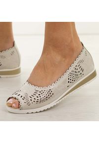 Białe skórzane półbuty damskie M.Daszyński Ol27-1. Okazja: na imprezę, na co dzień. Nosek buta: otwarty. Kolor: biały. Materiał: skóra. Szerokość cholewki: normalna. Wzór: ażurowy. Sezon: wiosna, lato. Styl: wizytowy, casual, klasyczny, elegancki #1