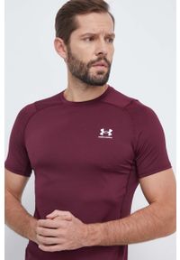 Under Armour t-shirt treningowy kolor bordowy gładki. Kolor: czerwony. Materiał: skóra, materiał. Wzór: gładki