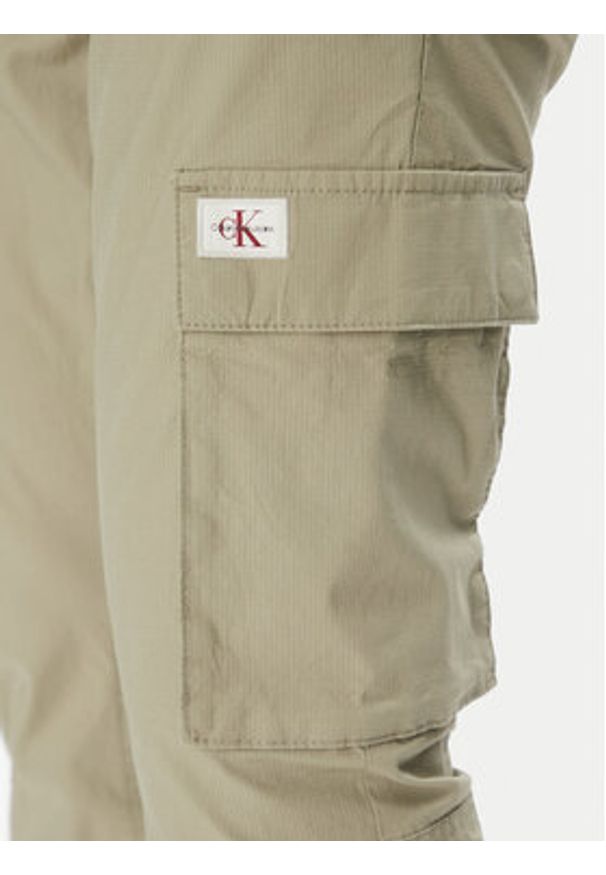 Calvin Klein Jeans Joggery J30J327614 Zielony Slim Fit. Kolor: zielony. Materiał: bawełna