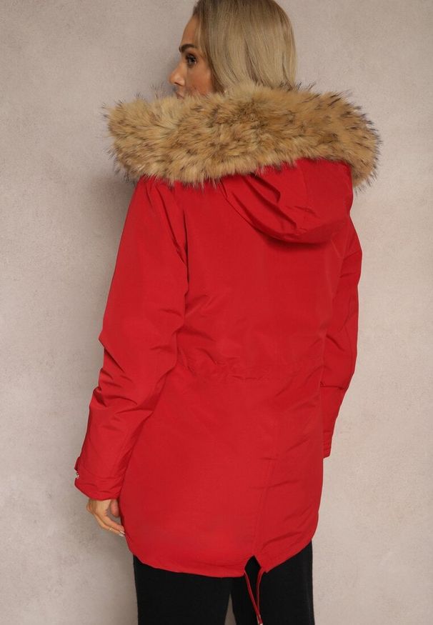 Renee - Bordowa Kurtka Parka Mocno Ocieplana z Futerkiem przy Kapturze z Możliwością Odpięcia Sialthira. Kolor: czerwony. Materiał: futro. Sezon: zima
