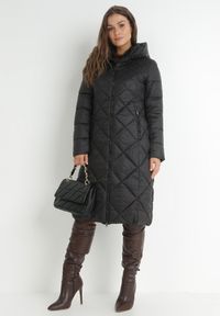Born2be - Czarna Kurtka za Kolano Pikowana Viphee. Kolor: czarny. Materiał: materiał. Sezon: zima, jesień #1