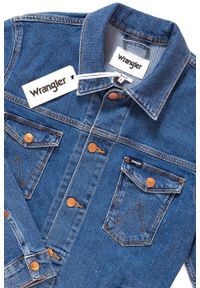 Wrangler - KURTKA JEANSOWA WRANGLER REGULAR JACKET MIDSTONE W44323091. Typ kołnierza: kaptur. Materiał: jeans. Wzór: nadruk, aplikacja. Sezon: lato, jesień. Styl: elegancki, klasyczny