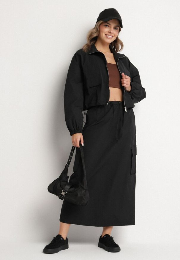 Born2be - Czarny Komplet z Bawełną Rozpinana Bluza i Spódnica Evariel. Kolor: czarny. Materiał: bawełna. Wzór: aplikacja