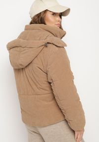 Born2be - Brązowa Sztruksowa Kurtka Puchowa z Odpinanym Kapturem Sinitha. Okazja: na co dzień. Kolor: brązowy. Materiał: sztruks, puch. Styl: elegancki, casual #4