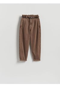 Reserved - Jeansy paperbag z paskiem - brązowy. Kolor: brązowy #1