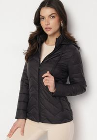 Born2be - Czarna Kurtka z Odpinanym Kapturem Pikowana Ariobia. Kolor: czarny #1