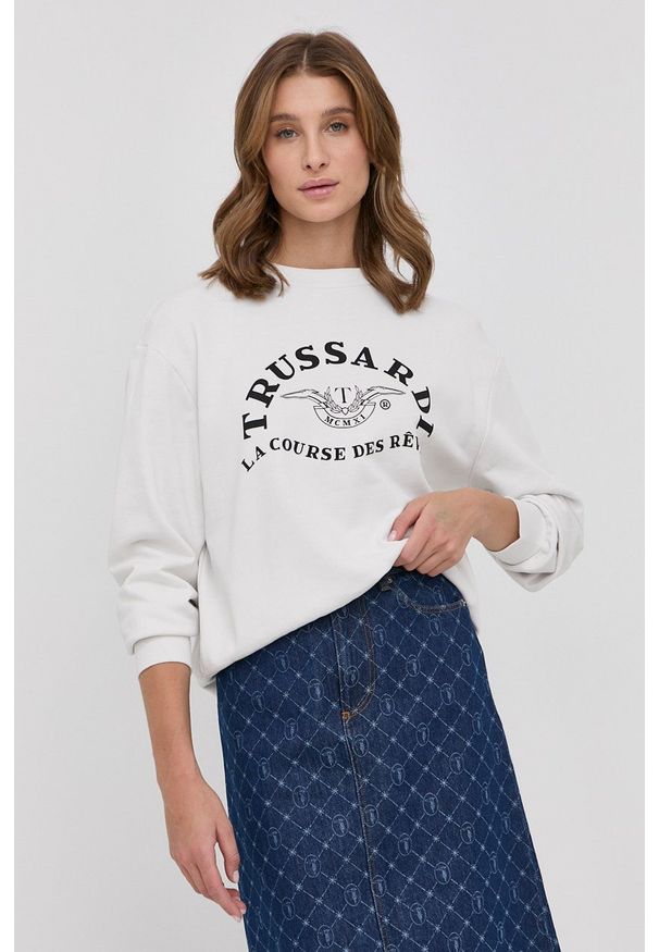 Trussardi Jeans - Trussardi bluza bawełniana damska kolor biały z nadrukiem. Kolor: biały. Materiał: bawełna. Długość rękawa: długi rękaw. Długość: długie. Wzór: nadruk