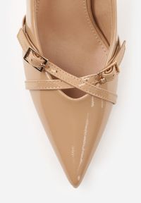 Born2be - Ciemnobeżowe Szpilki Vices Lakierowane Ozdobione Paskami z Klamrami Tameliae. Okazja: na co dzień. Zapięcie: klamry. Kolor: beżowy. Materiał: lakier. Wzór: aplikacja. Obcas: na szpilce. Styl: casual. Wysokość obcasa: średni #6