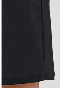 Patrizia Pepe Sukienka kolor czarny mini prosta. Okazja: na co dzień. Kolor: czarny. Materiał: tkanina. Długość rękawa: krótki rękaw. Wzór: gładki. Typ sukienki: proste. Styl: casual. Długość: mini #2