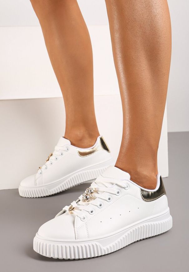 Born2be - Biało-Złote Sneakersy na Grubej Podeszwie ze Wstawką z Ekozamszu i Aplikacją Metalowego Misia Mirnella. Okazja: na co dzień. Zapięcie: sznurówki. Kolor: biały. Materiał: jeans. Wzór: aplikacja