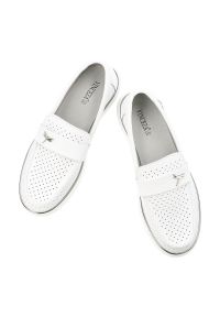 Mokasyny damskie Vinceza, cholewka ze skóry naturalnej licowej z perforacją wsuwany fason z ozdobnym paskiem zabudowany przód na lekkiej podeszwie, b. Zapięcie: pasek. Kolor: biały. Materiał: skóra. Szerokość cholewki: normalna #5