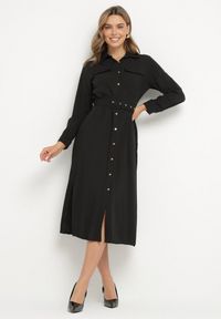 Born2be - Czarna Koszulowa Sukienka Rozkloszowana Ozdobiona Kieszeniami z Klapami i Paskiem Rinnella. Kolor: czarny. Wzór: aplikacja. Typ sukienki: koszulowe. Styl: klasyczny #1