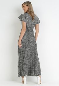 Born2be - Czarna Plisowana Sukienka Maxi z Gumką w Talii i Kopertowym Dekoltem Kaimarie. Okazja: na co dzień. Kolor: czarny. Typ sukienki: kopertowe. Styl: casual. Długość: maxi