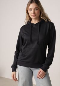 Born2be - Granatowa Bluza Zakładana przez Głowę z Kapturem i Kieszenią Typu Kangur Roveria. Okazja: na co dzień. Typ kołnierza: kaptur. Kolor: niebieski. Materiał: jeans. Styl: casual, klasyczny #1