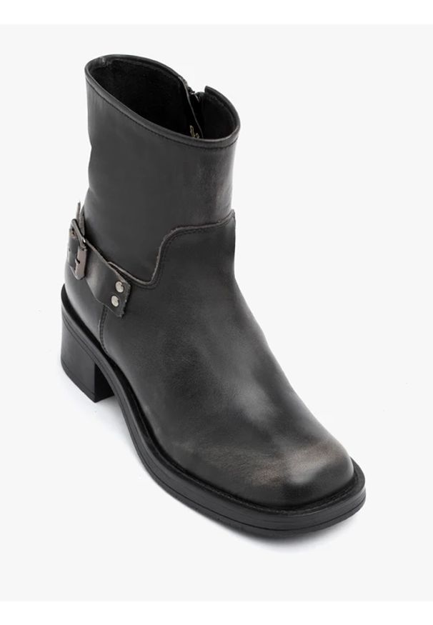 Ryłko - Czarno-szare botki biker boots. Okazja: na co dzień. Zapięcie: klamry. Kolor: szary. Materiał: skóra. Szerokość cholewki: normalna. Obcas: na obcasie. Styl: rockowy, casual, street, klasyczny. Wysokość obcasa: średni