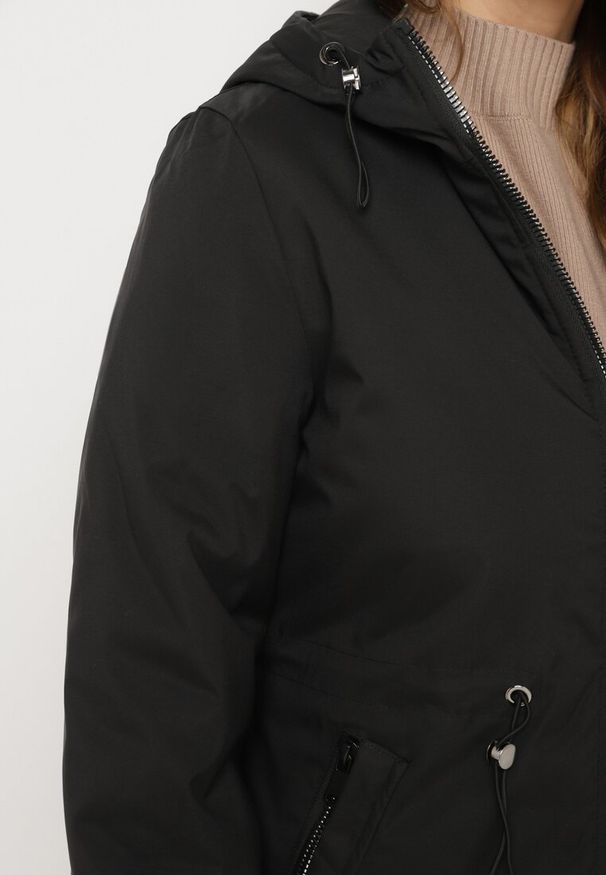 Born2be - Czarna Kurtka Parka z Kapturem i Kieszeniami Ściągana w Pasie Omeina. Okazja: na co dzień. Typ kołnierza: kaptur. Kolor: czarny. Materiał: jeans. Styl: elegancki, casual