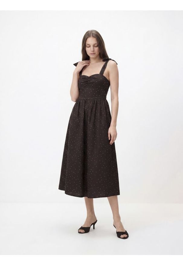 Reserved - Sukienka midi w groszki - ciemnobrązowy. Kolor: brązowy. Materiał: tkanina. Wzór: grochy. Długość: midi