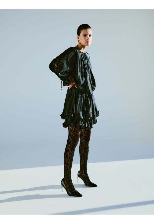 Reserved - Sukienka mini z wiązaniem - czarny. Kolor: czarny. Materiał: tkanina. Długość: mini