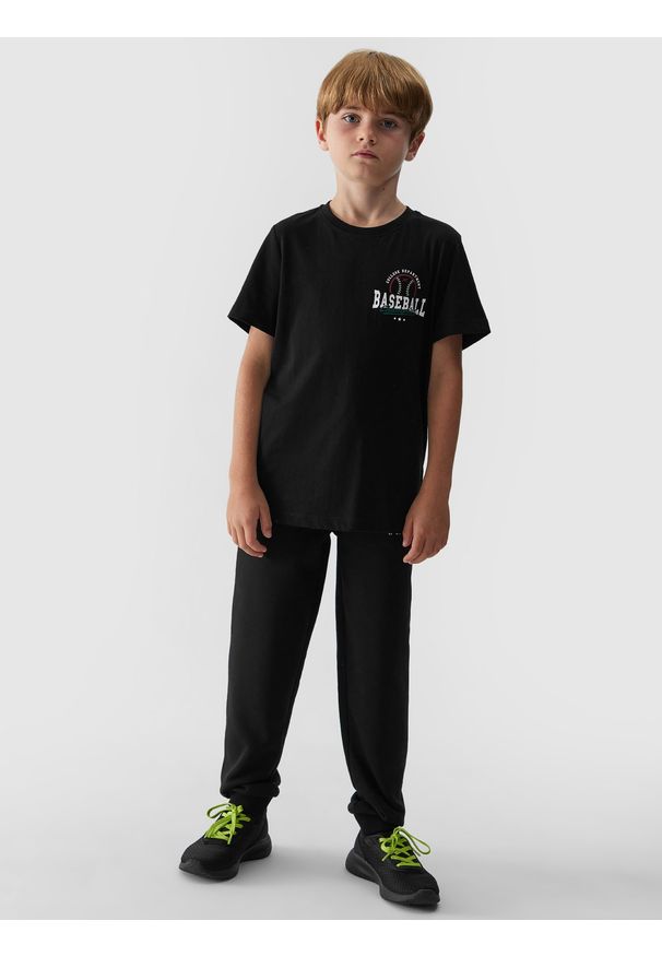 4f - Spodnie dresowe joggery chłopięce. Okazja: na co dzień. Kolor: czarny. Materiał: dresówka. Sezon: lato. Styl: casual