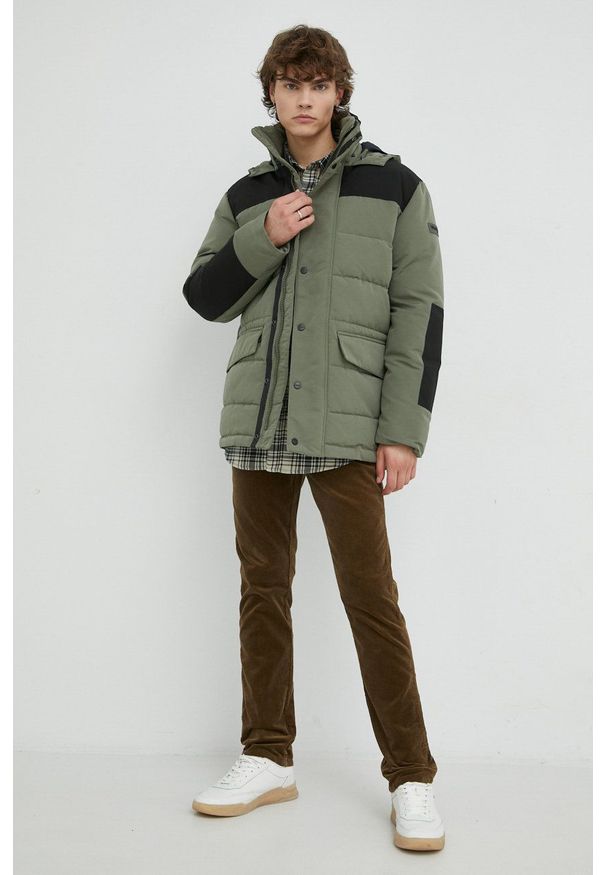 Wrangler - WRANGLER BODYGUARD MĘSKA KURTKA ZIMOWA DUSTY OLIVE W4B2WWX45 112319961. Okazja: na spotkanie biznesowe, na co dzień. Materiał: wełna, jeans, poliester. Długość rękawa: długi rękaw. Długość: długie. Sezon: zima. Styl: klasyczny, biznesowy, casual, elegancki