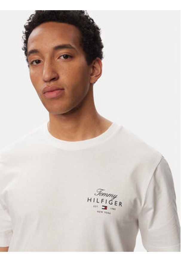 TOMMY HILFIGER - Tommy Hilfiger T-Shirt Script Stack MW0MW43224 Biały Regular Fit. Kolor: biały. Materiał: bawełna