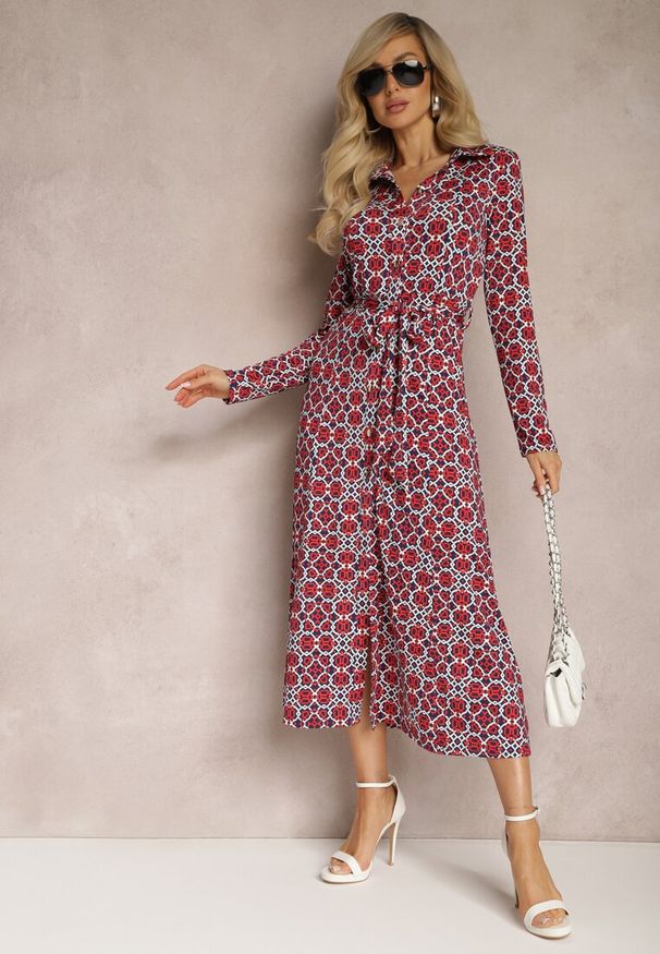 Renee - Czerwono-Biała Sukienka Maxi o Taliowanym Kroju z Paskiem w Geometryczny Wzór Perani. Kolor: czerwony. Wzór: geometria. Długość: maxi