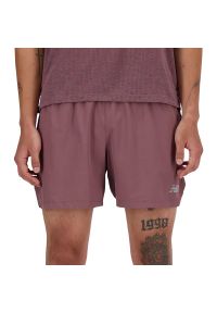 Spodenki męskie New Balance MS41286LIE - bordowe. Kolor: czerwony. Materiał: tkanina, poliester, materiał. Sport: fitness