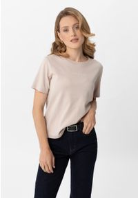 Volcano - Koszulka Comfort Fit T-AVI. Kolor: beżowy. Materiał: skóra, materiał, bawełna. Długość: krótkie. Wzór: napisy. Styl: klasyczny
